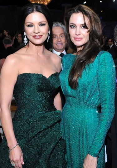 angelina-jolie-photobomb