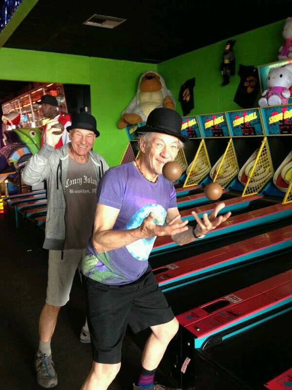 patrick-stewart-chuck-e-cheese