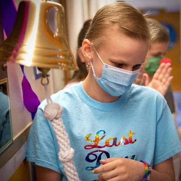 cancer free kid rings bell at hospital, Uplifting wholesome images, nice pictures of animals and people, humanity restored, wholesome pics, reddit, r wholesome, funny cute animals, feeling good